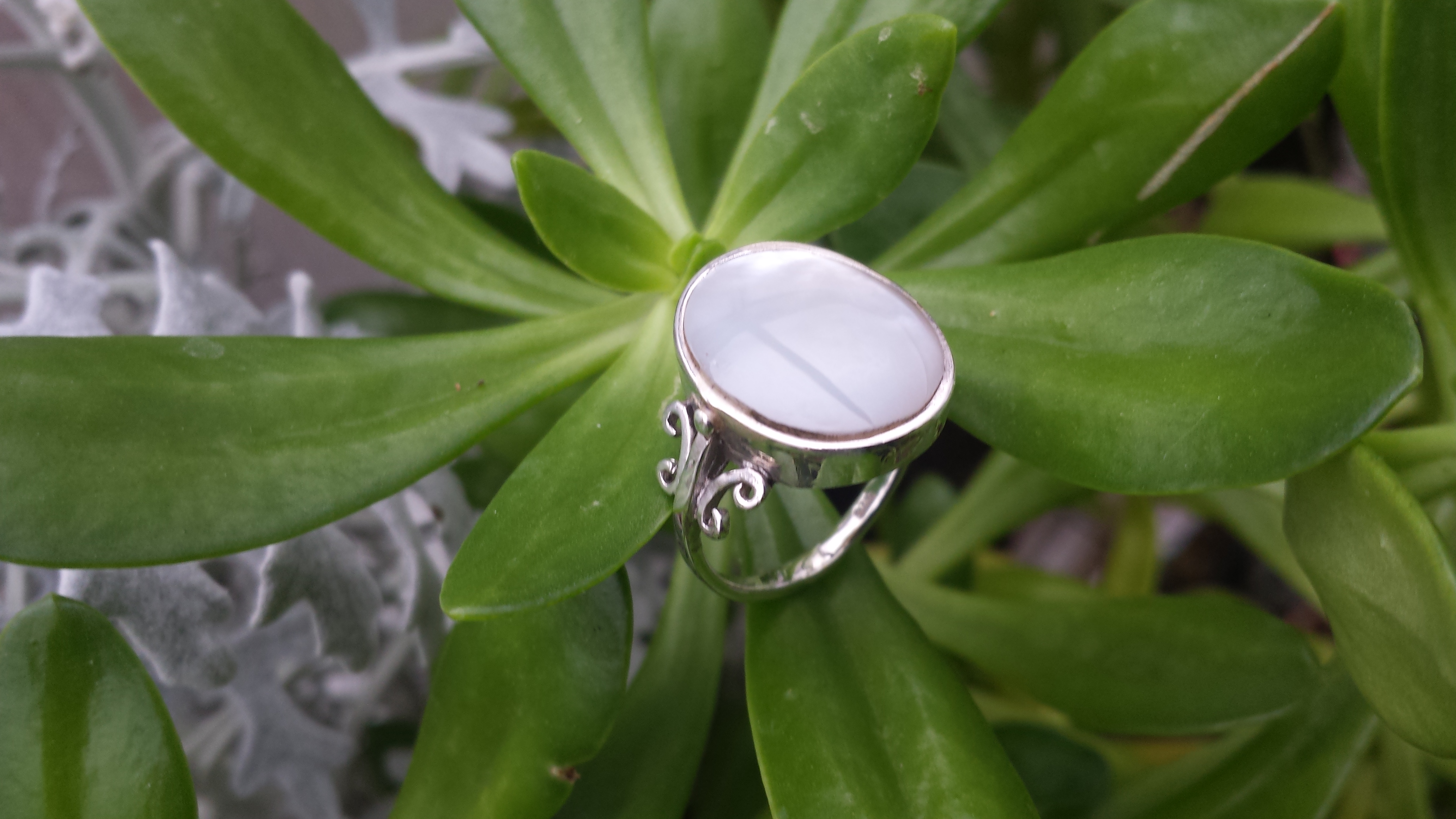 OVAL MOONSTONE RING WITH 925 STERLING SILVER 6 G